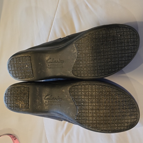 Clarks, Low Heel Slip-on, Size 9.5 - Picture 5 of 5